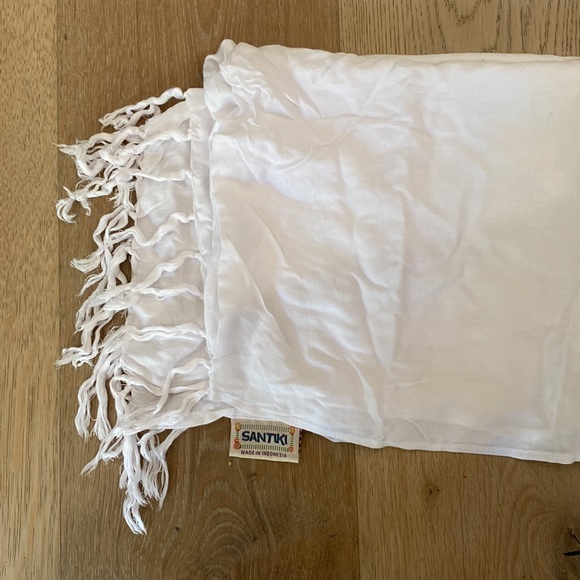 Santiki Short Sarong in White - Picture 2 of 3